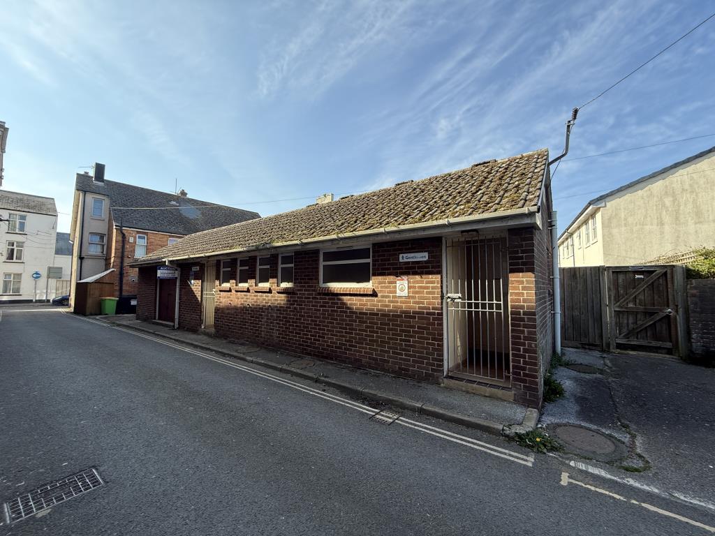 Lot: 36 - FORMER PUBLIC CONVENIENCES WITH POTENTIAL - Further view of the building